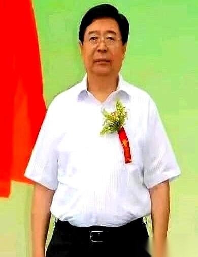 聊起十几年前济宁的张振川，很多老济宁人脑子里，蹦出来的不是报告，而是一台台推土机