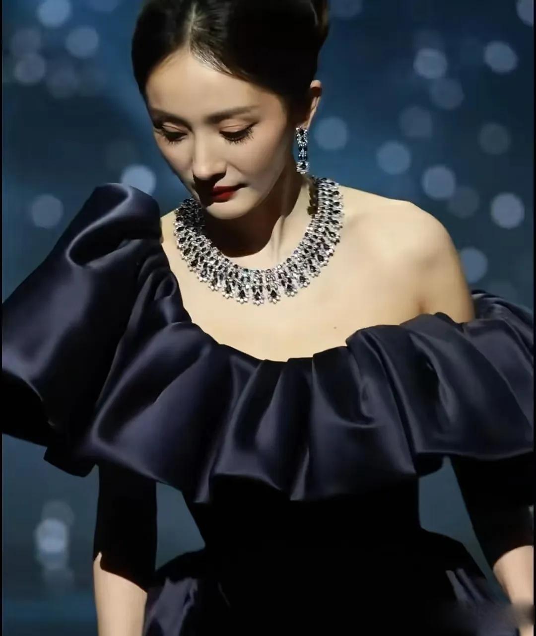 微博之夜的杨幂很美，紫色衬托她肌肤如雪。和小宋佳一起也丝毫不逊色！