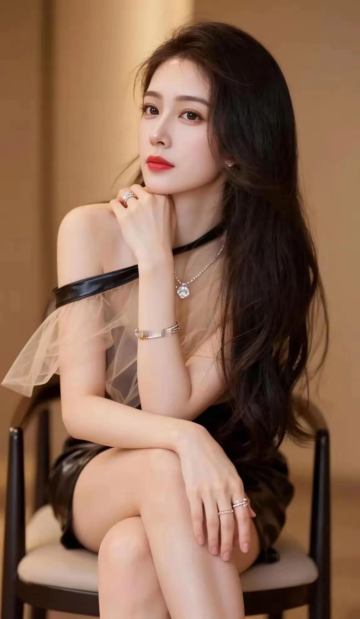 优雅黑裙，红唇轻启，珠宝闪耀，气质非凡。