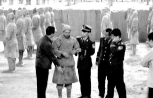 2006年，一位阿姨正在参观秦始皇兵马俑。突然她大喊：兵马俑眼睛在动！这声惊叫瞬