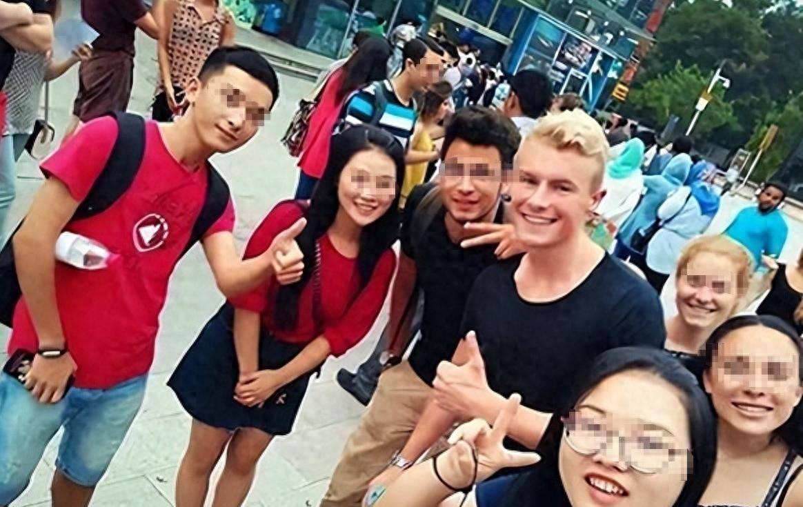 一头国外来的水牛，王水牛，又不是什么种牛，这么多人把他当个宝，主动前去喂牛、牵牛
