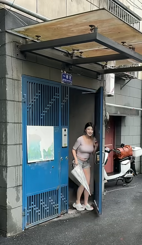 下雨了还要让我来找她，该怎么办？