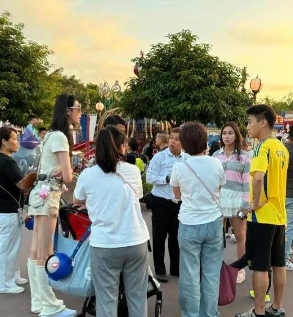 奚梦瑶一家六一带娃去迪士尼玩，后面居然跟着4个保姆！奚梦瑶穿得简简单单，大高个