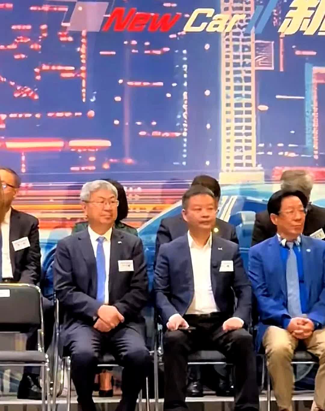 今天奇瑞尹同跃、小鹏何小鹏出席香港国际车展开幕式。开幕式开始前嘉宾们就座