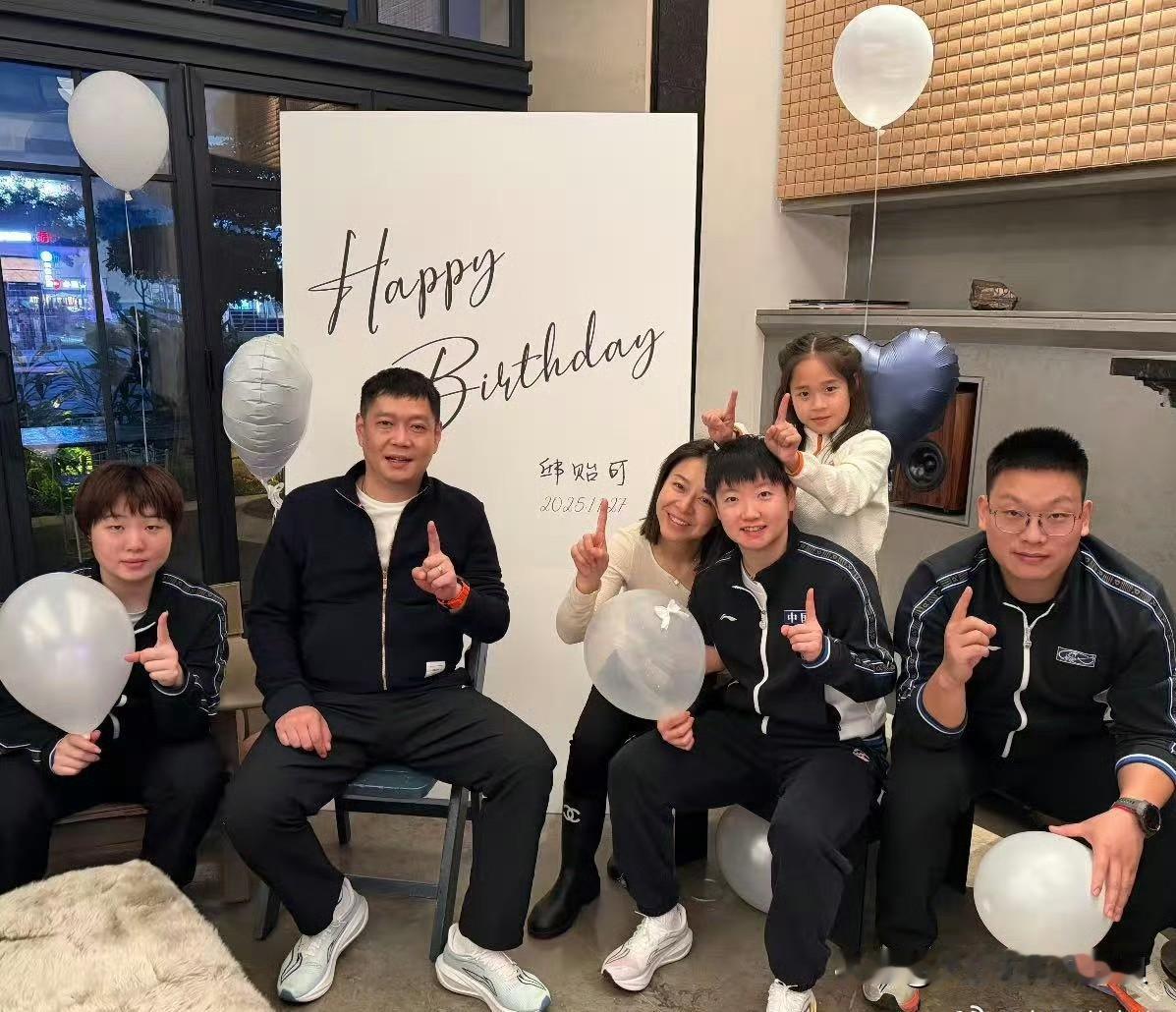 说实话，孙颖莎要想圆梦洛杉矶，就得把这个邱贻可换了。看他一家子蹭孙颖莎的样子