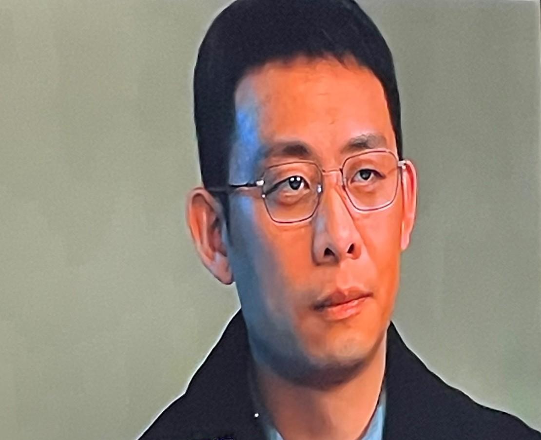 张译剧中有点窝囊《以法之名》本来是指导组的成员，来到了下属单位，怎么说都应该是受
