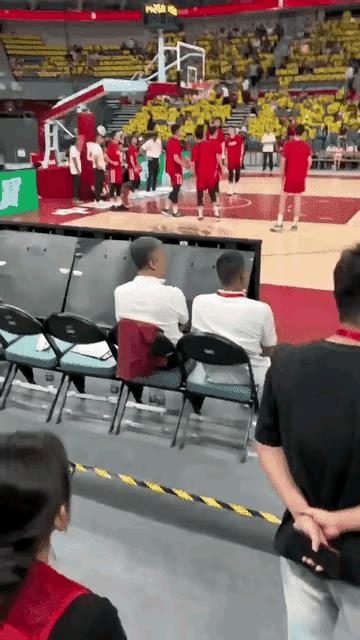 广厦球迷胆真肥，直接质问郭士强！在男篮热身赛的赛场，一个广厦球迷居然不按套路出