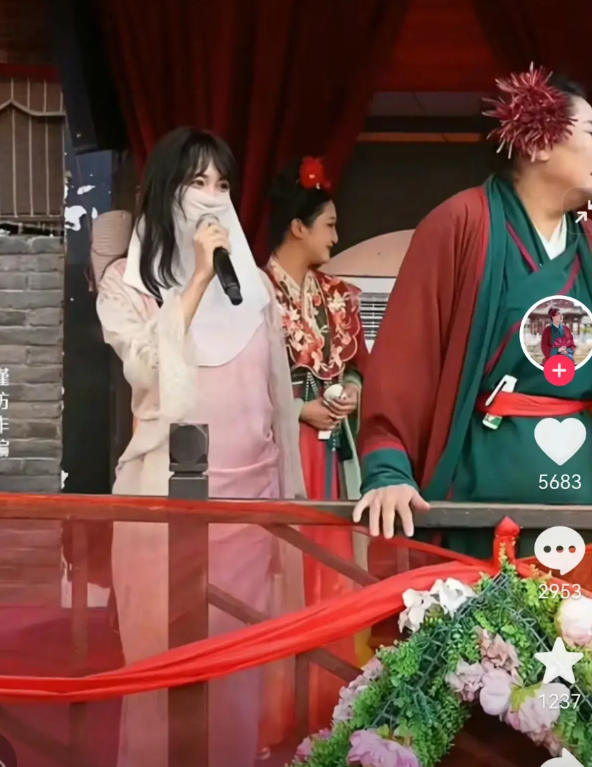 厉害了！王婆交友现场，一女子专门从四川来找到王婆，本以为她是真诚交友，没想到的是
