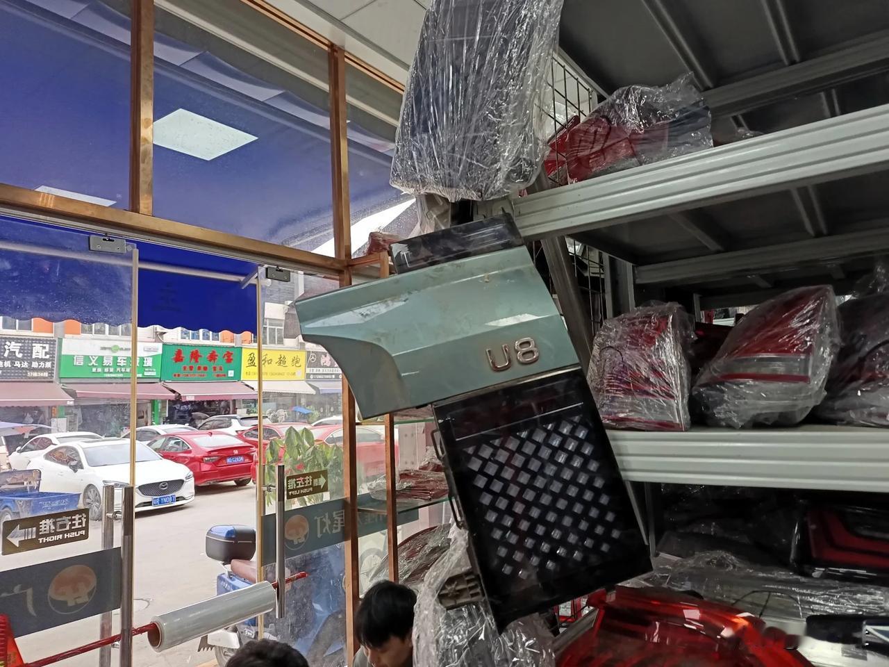 仰望U8的拆车尾灯保守估计更换一个要5000块钱……