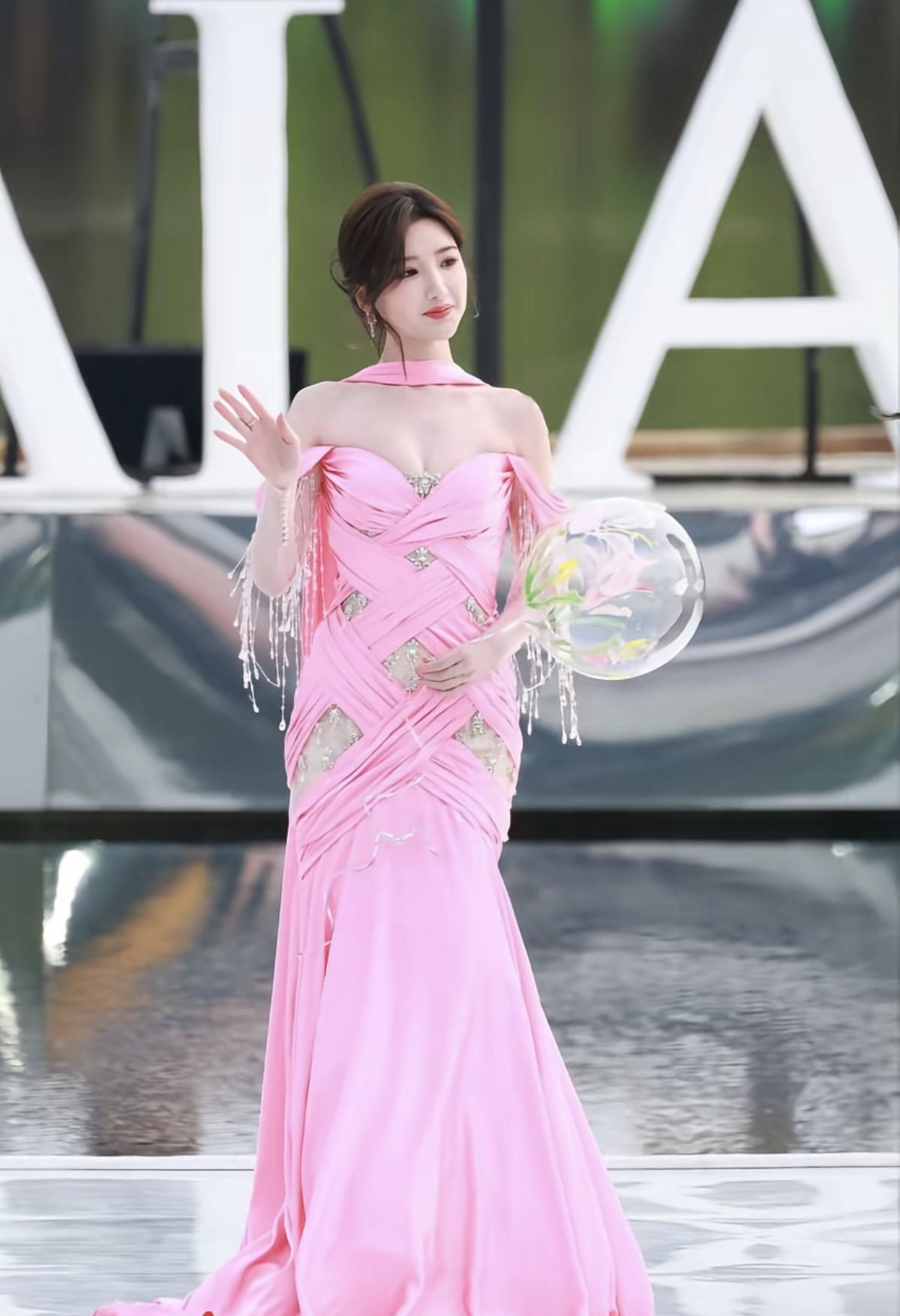 柔粉与流光的碰撞，毛晓彤用一袭露肩鱼尾礼服演绎优雅新可能交叉褶皱勾勒曲线