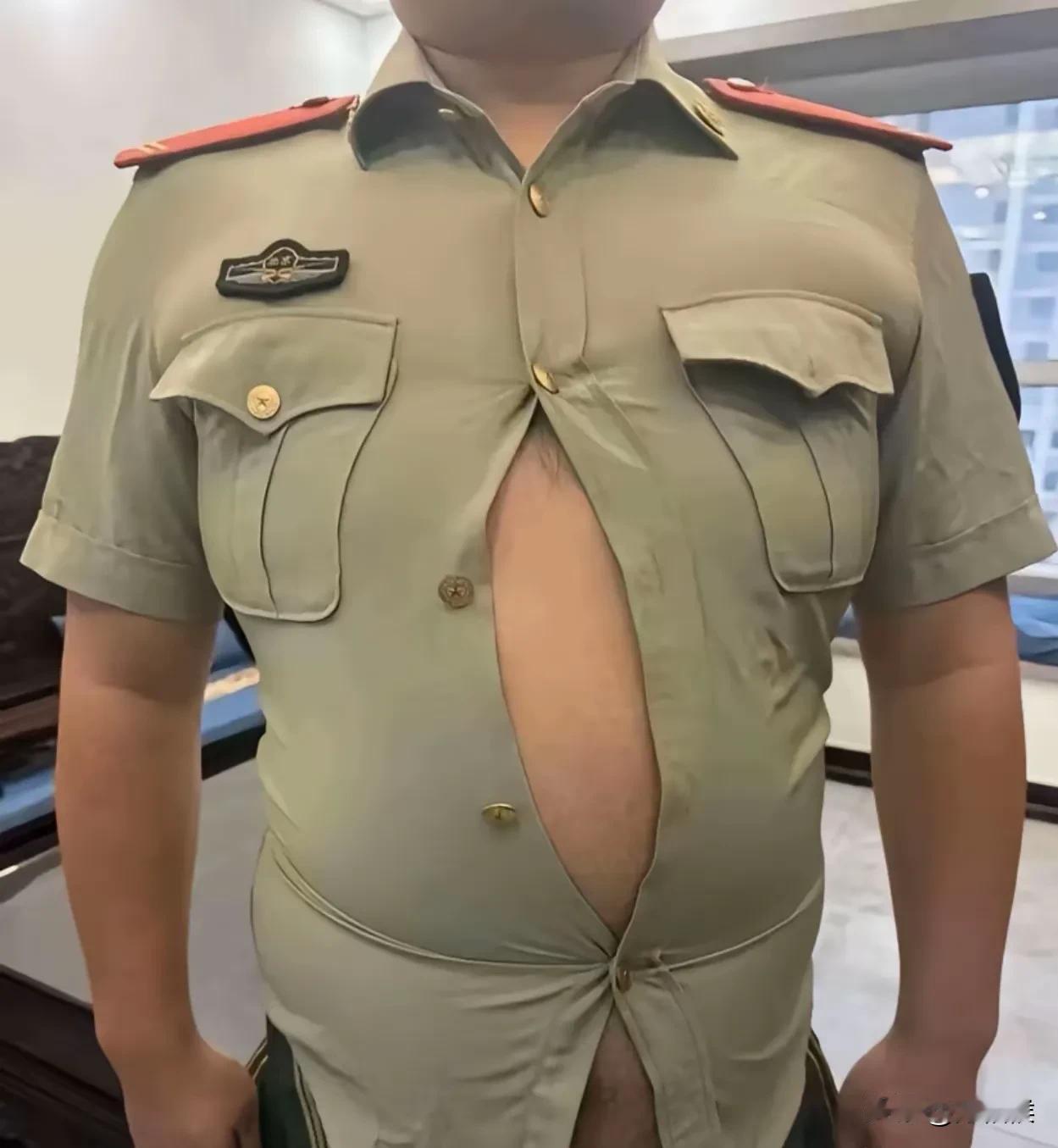 谁说当过兵人的不可以胖了？这是气的，就是气的。当兵时60公斤，复员时也是60公