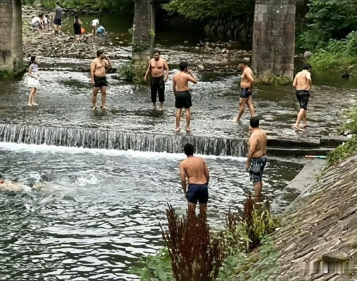 端午假期绍兴山野小溪里，大批印度游客结伴玩水避暑，成为当地一道显眼景象，大量印度