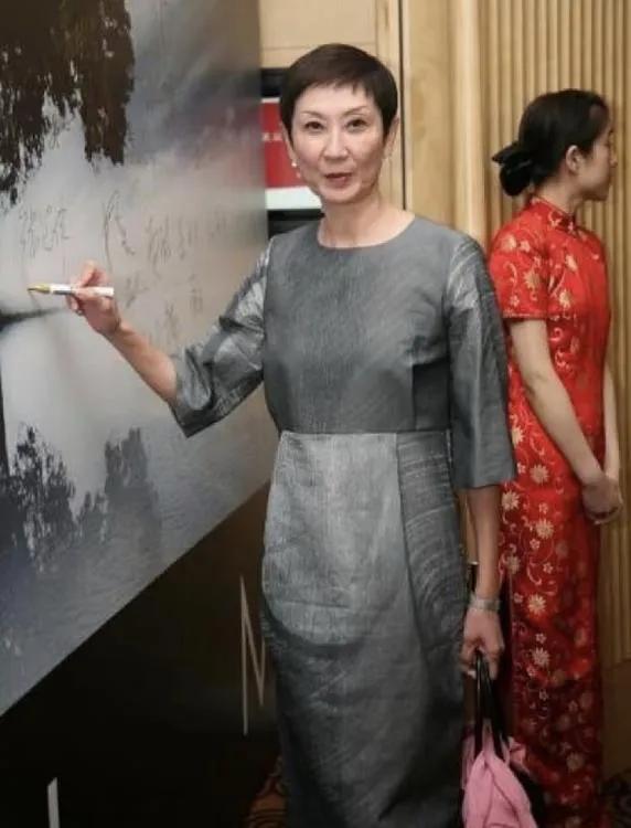 施南生是最会穿衣服的女人。一般人很难驾驭黑白灰色系，搞不好就是“死板加老气”的