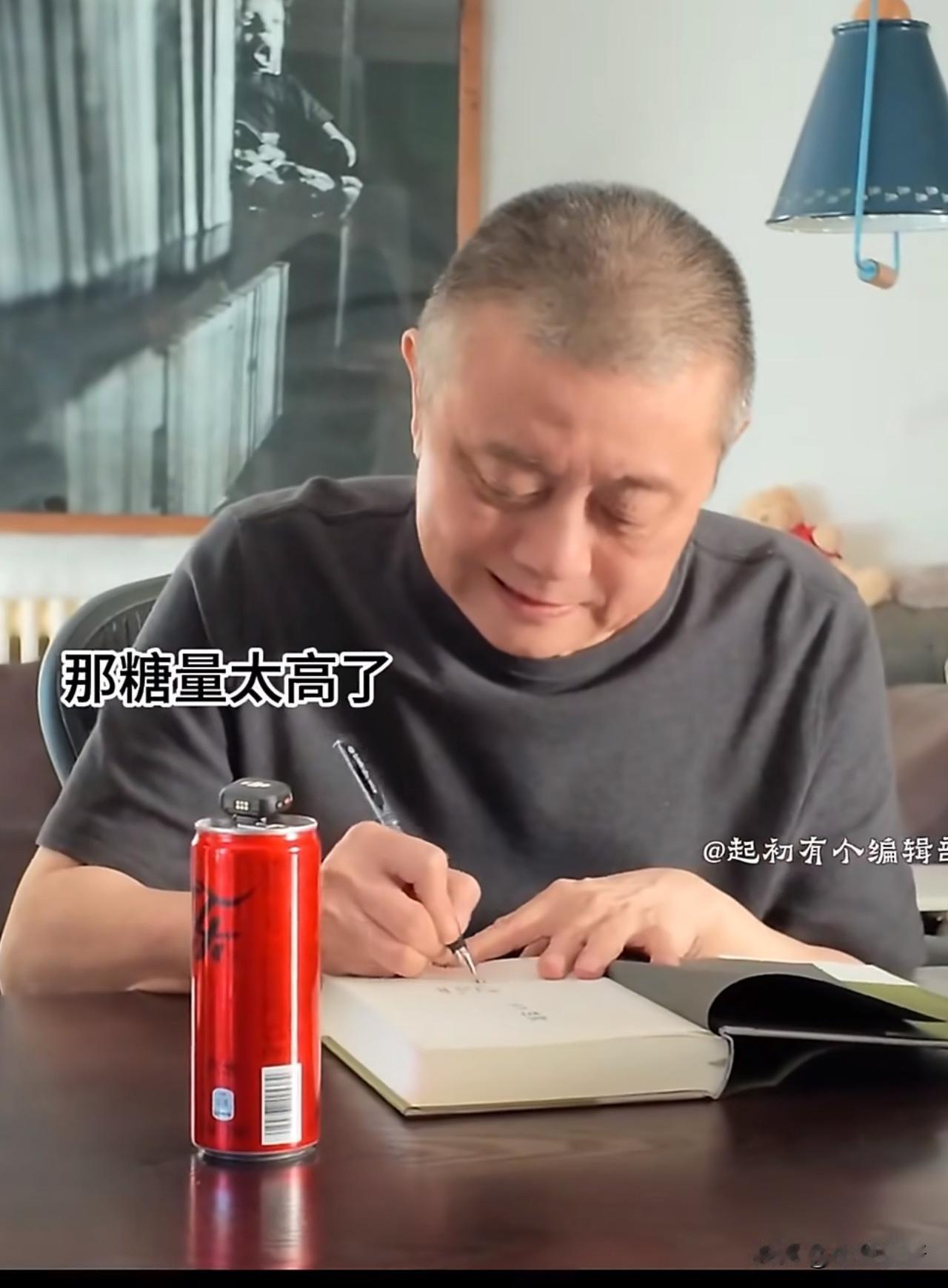 看了王朔家的冰箱，才明白，一身疾病的他为何不敢离开北京！近日，67岁的王朔，