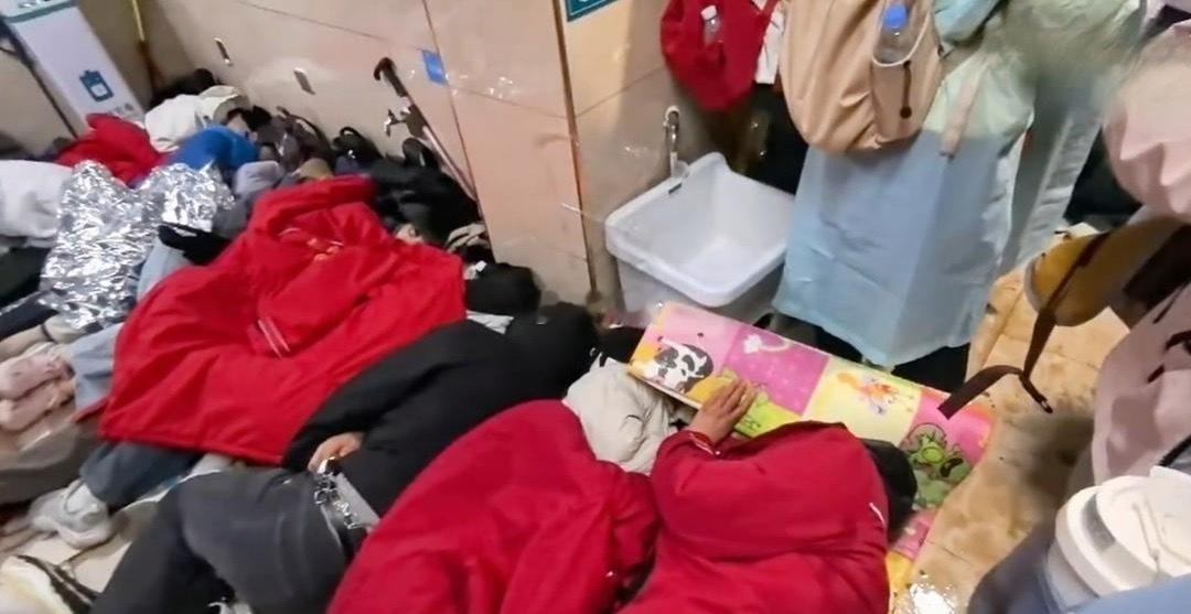 五一爬泰山晚上挤厕所