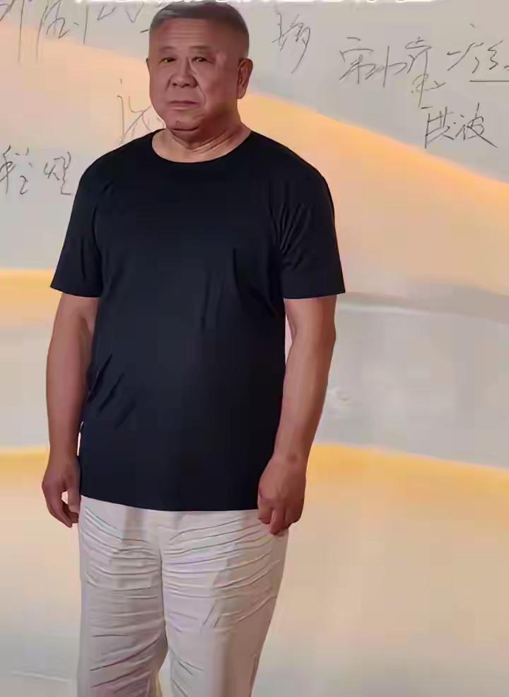 你们认识他吗？他在娱乐圈大名顶顶，就算是陈道明、王志文见了都是甘拜下风的存在