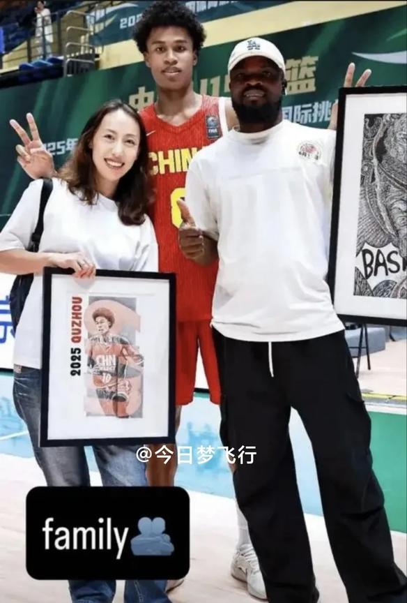温馨：广东队混血球员彰华非首次晒出与父母的合照！彰华非更新个人社媒，罕见晒出与