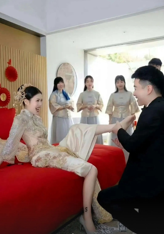 不懂就问，新娘腿上有个S，是什么意思？有没有懂行的，说下！