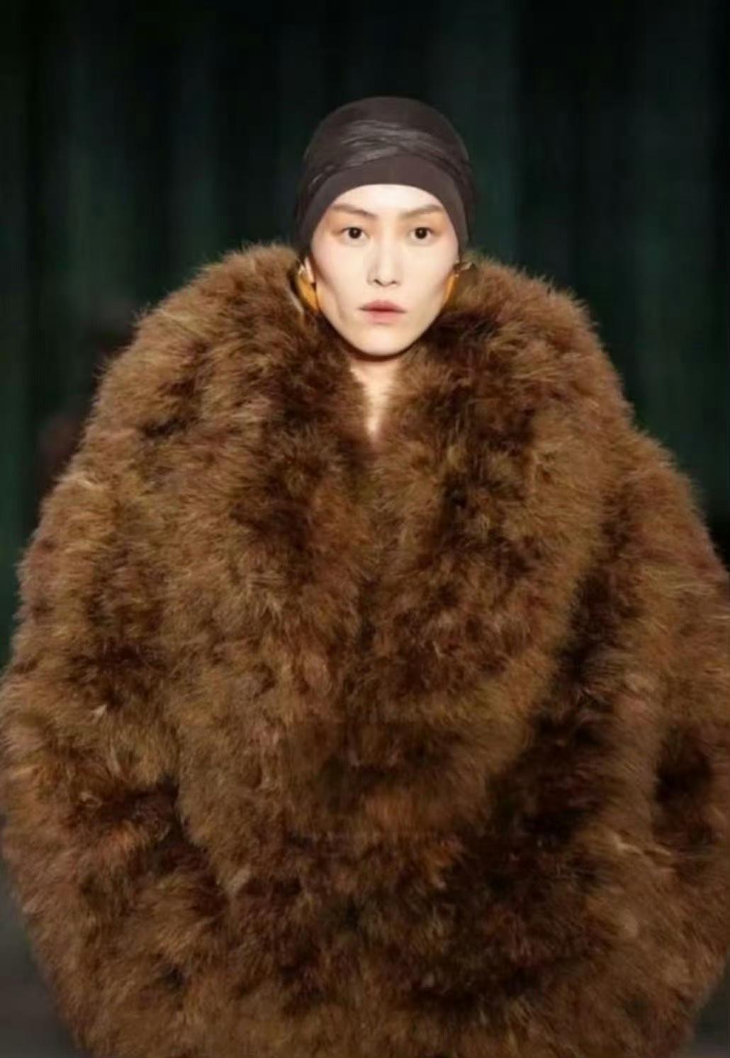 刘雯在巴黎时装周的这组造型，把“反差感”玩明白了！超大廓形的皮草外套自带气场，