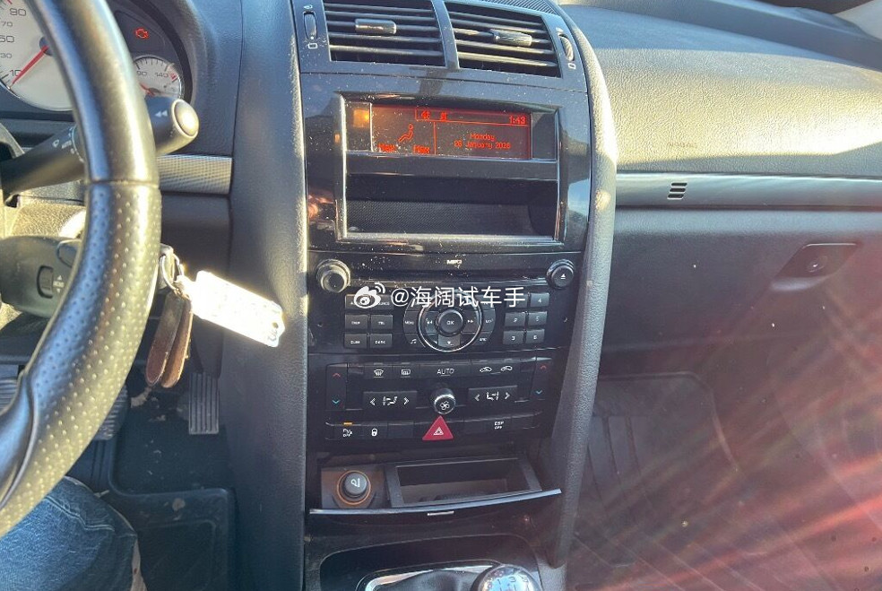 标致407瓦罐，这是1.6升柴油机+手动挡的版本，2010年在挪威上的牌，跑了十