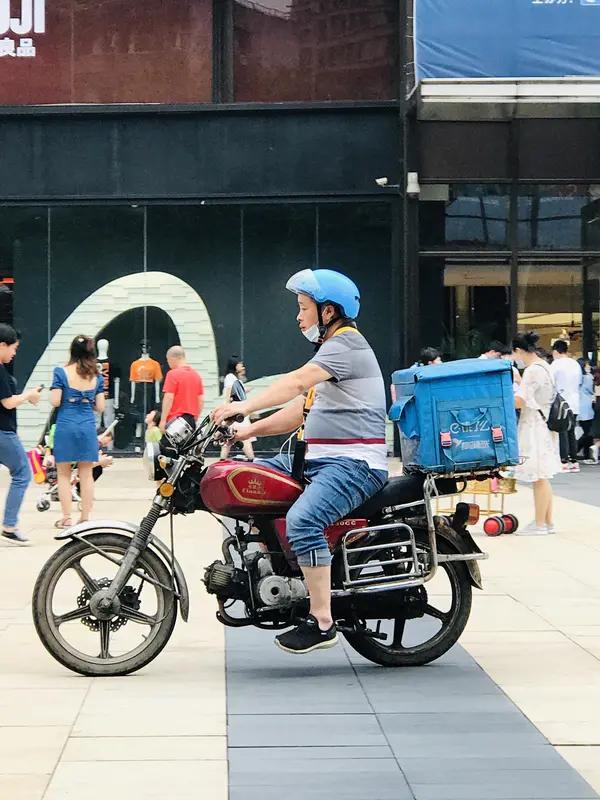 上海街头这一幕刷屏：当985硕士向50岁外卖员深深鞠躬，我顿悟了什么叫“灵魂的高