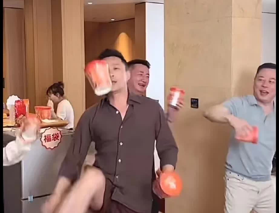 汪小菲如果没钱了，他会输的很惨！十年来回飞台湾的机票，离婚后到现在，隔三