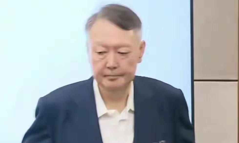 手铐与白发！尹锡悦85天囚牢首现身，韩国前总统胸挂“3617”号牌决战法庭昔