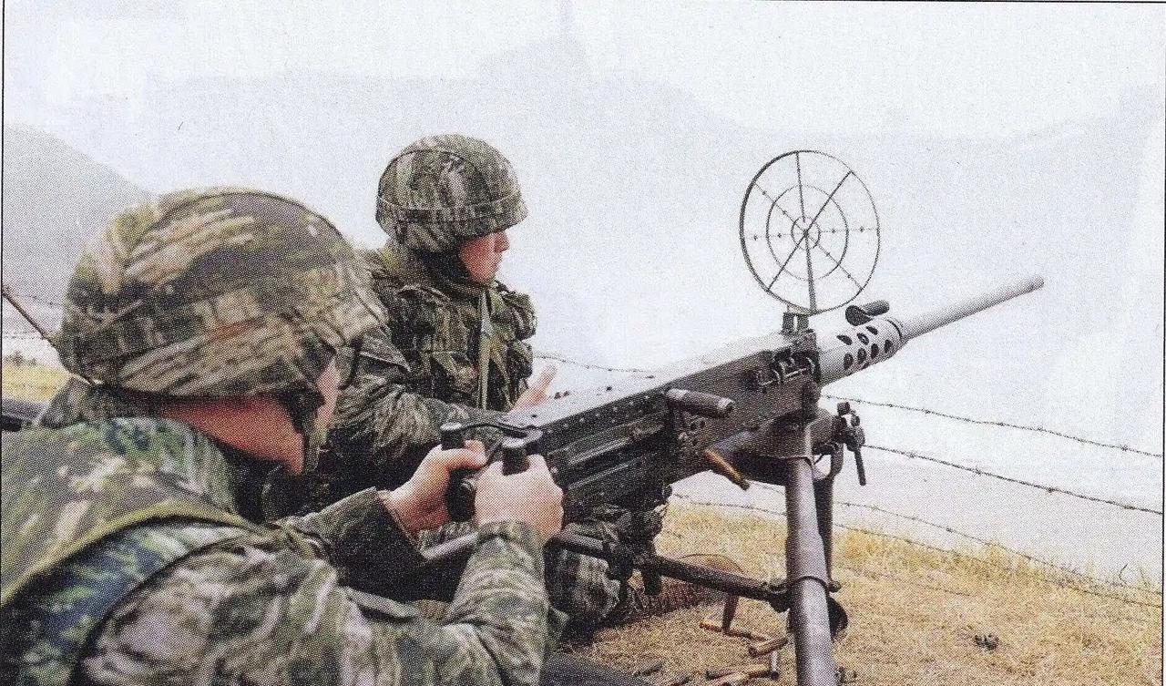 韩国这回可真是瞠目结舌了。在韩朝边境，一名韩国士兵在例行检查K6重机枪时，不慎触