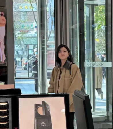 在北京逛街时偶遇陈妍希，她真的好漂亮！脸小皮肤白，笑容甜美极了！