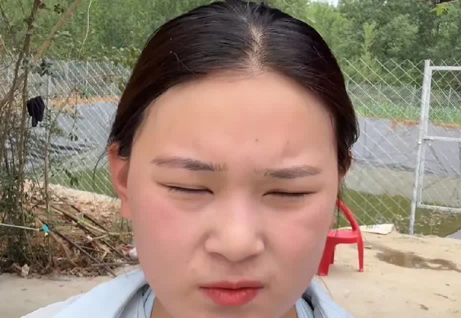 二婚阿杜家里来客，却安排去妈妈那边吃饭！今天有粉丝去二婚阿杜家做客了，阿杜让