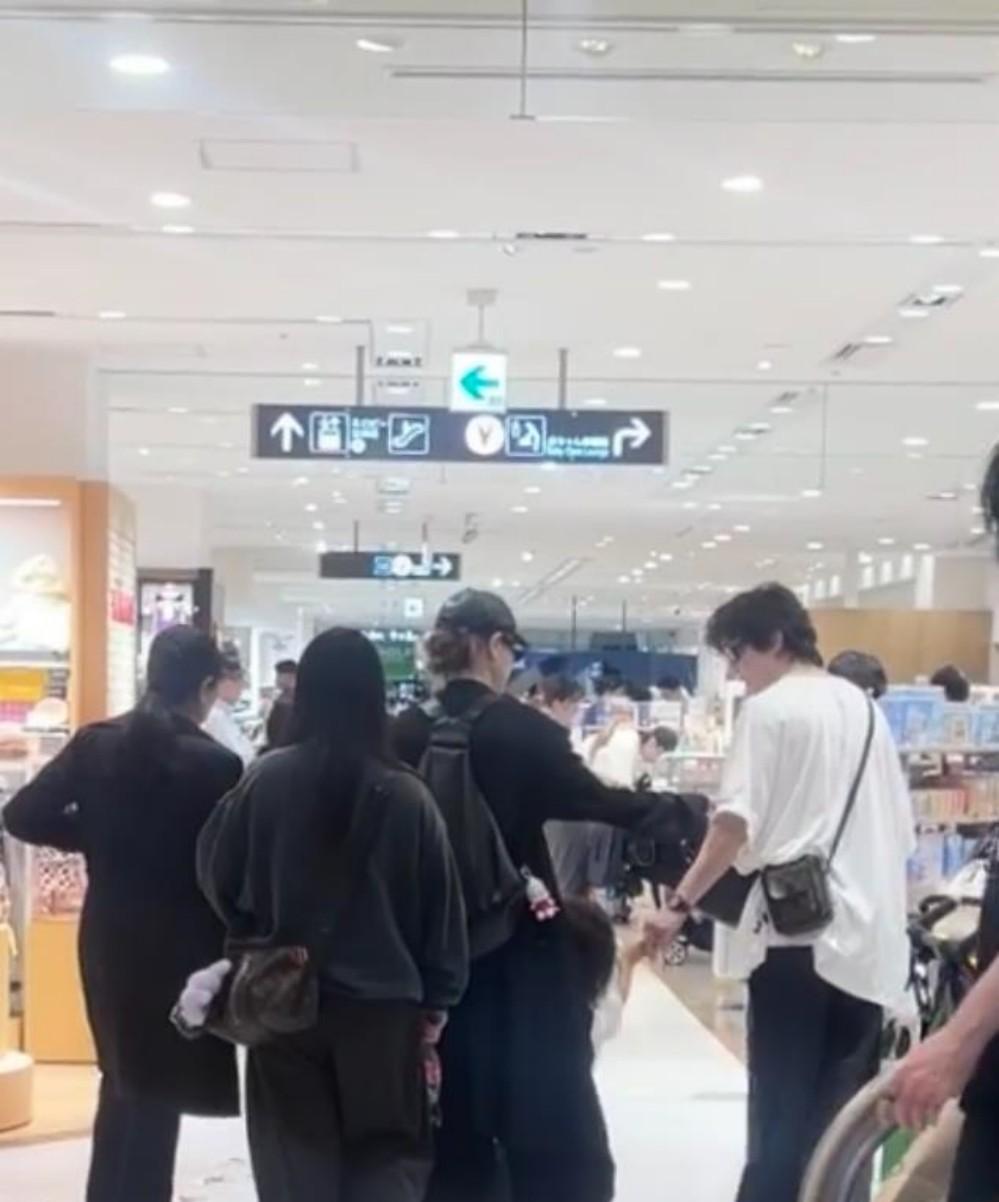 戚薇一家五口日本扫货，2岁萌娃闹情绪，李承铉严肃管教引戚薇暖心劝阻五一假期，戚