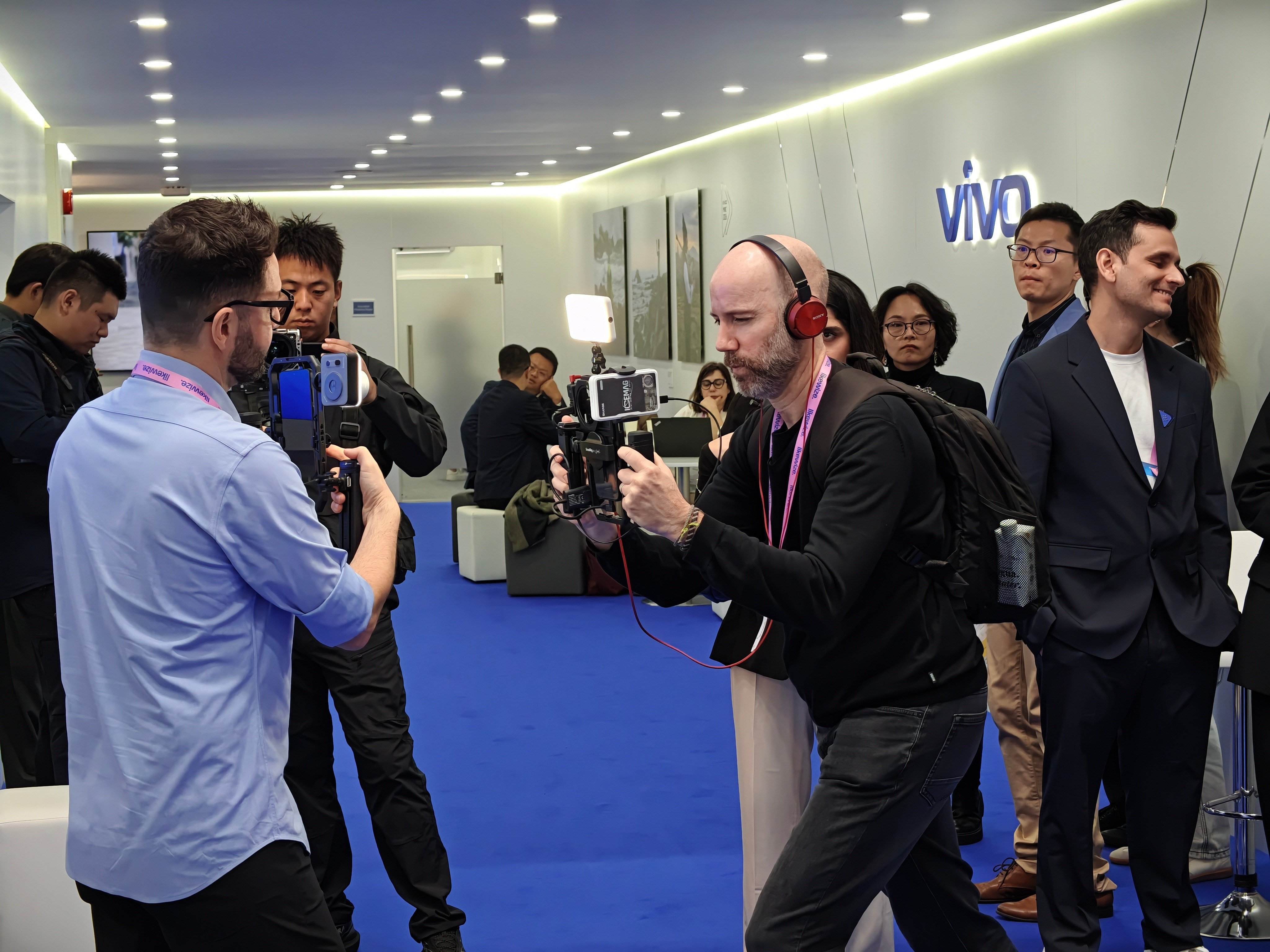 MWC现场，国产超级旗舰与iPhone正面“对轰”vivoX300Ultr