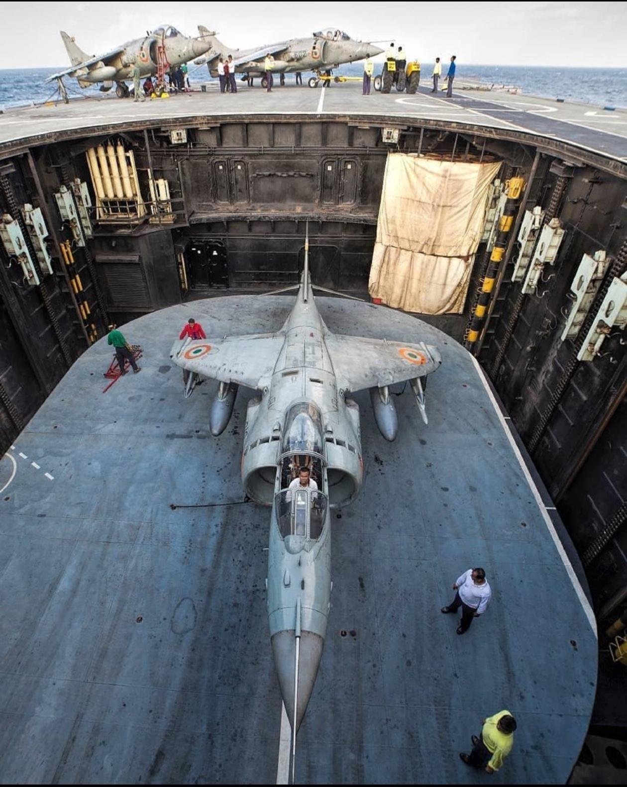 这是印度海军航母“维拉特号”的升降机，一架英制海鹞战斗机正在从机库中提升出来。从