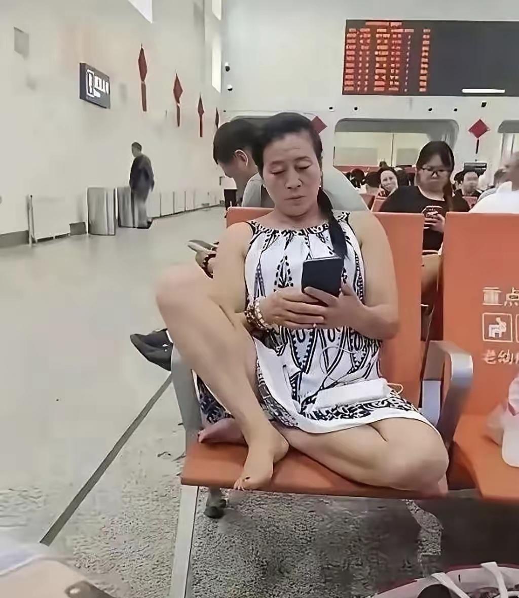 夏天出门候车总会遇到一些人这样做法还是第一次见到