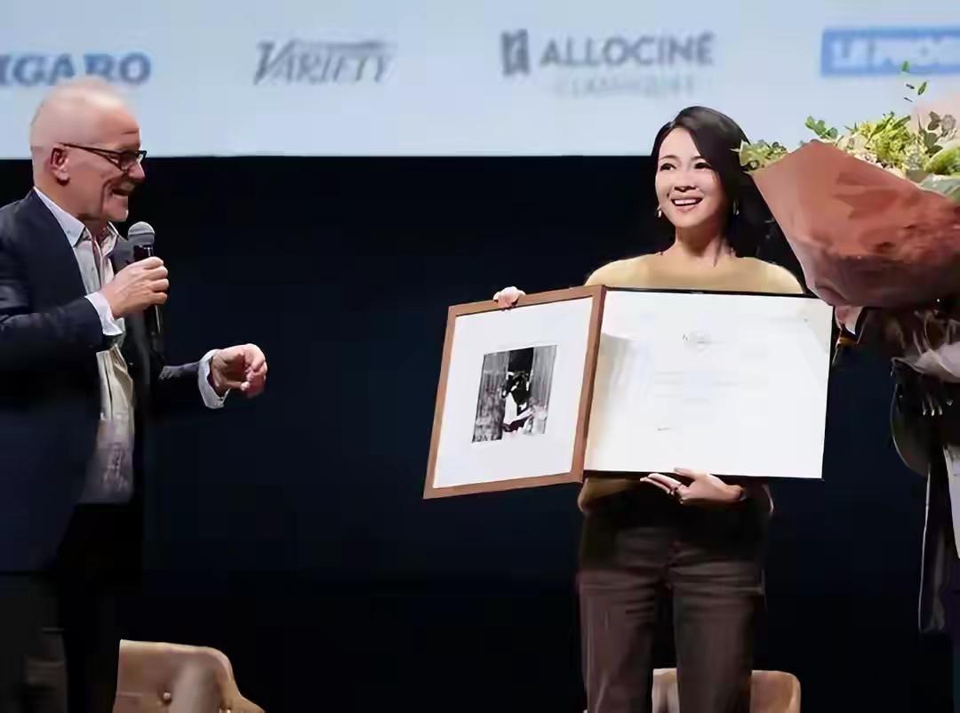 章子怡站在国际舞台上又获奖了。这次获得国际大奖是章子怡没有想到的，她没有想到自己