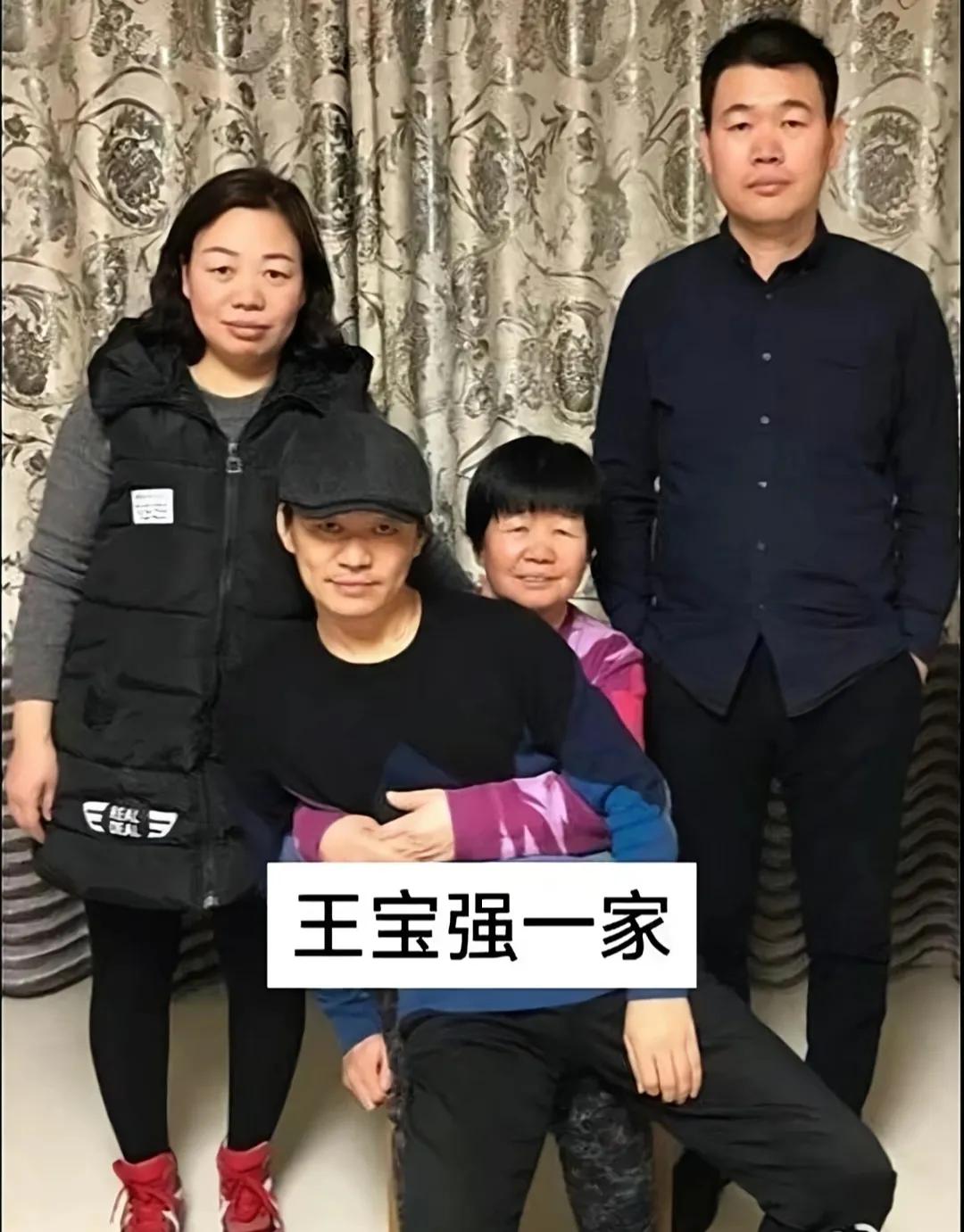 一家人共用一张脸！妈妈一看就很朴实，很多农村妈妈就是这个样子，简单又