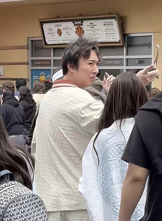 王思聪为啥穿睡衣上街，是真的活通透，还是破罐子破摔？只能说王思聪现在是啥都不在