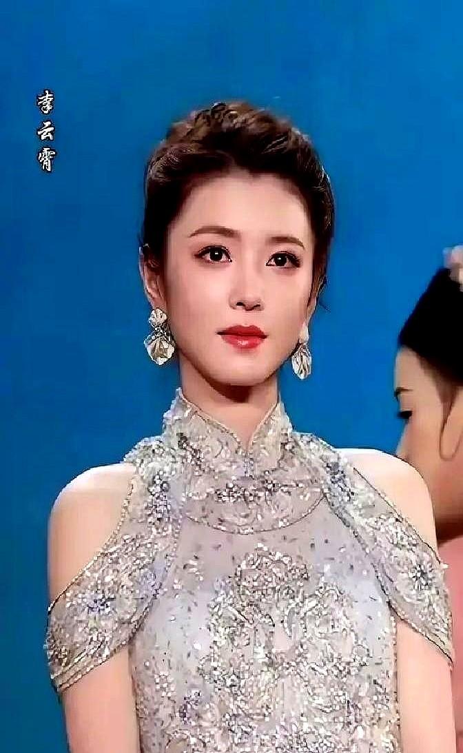 抖音粉丝超400万，基本工资六千出头，这事儿就发生在越剧演员陈丽君身上。更扎