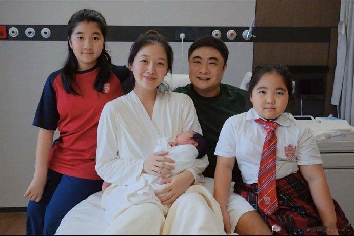 乔杉妻子官宣三胎得子乔杉一家五口合照，一家子都长得好像哈哈哈哈乔杉一家五口合照