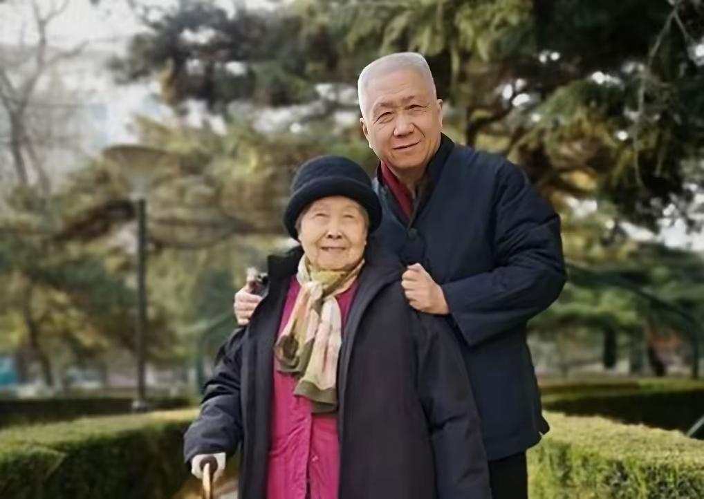 一次，主持人问马未都：“你身价至少100亿，你的母亲肯定为你感到骄傲自豪。”马未