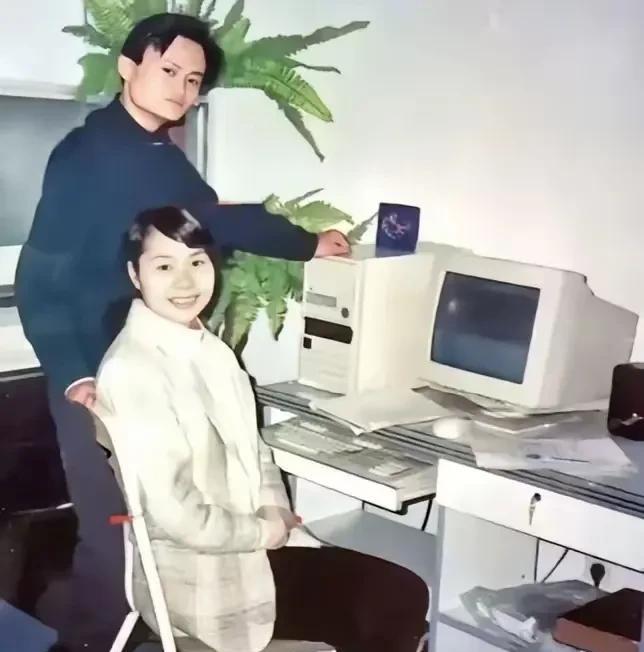 1996年马云和张瑛的那张办公室合影，现在看来很有意义。那时候他们在创业初期，阿