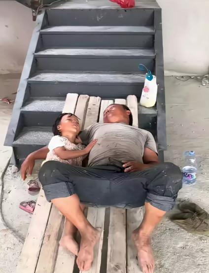 “太心酸了！”7月27日广东佛山，有一名房东的房子需要装修，所以请来了装修工人为