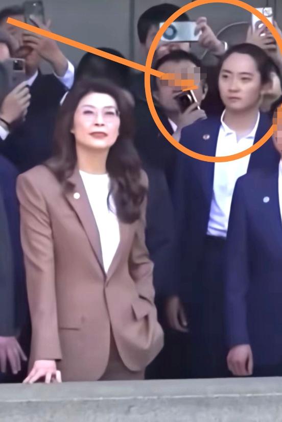 郑丽文身后女保镖意外走红！这安保实力，真的规格超高！郑丽文拜谒的现场照一出来，