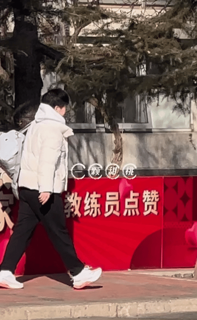 10.24日，新鲜的莎莎，穿上了羽绒服。北京的天气很冷了，现在都穿上了羽绒服