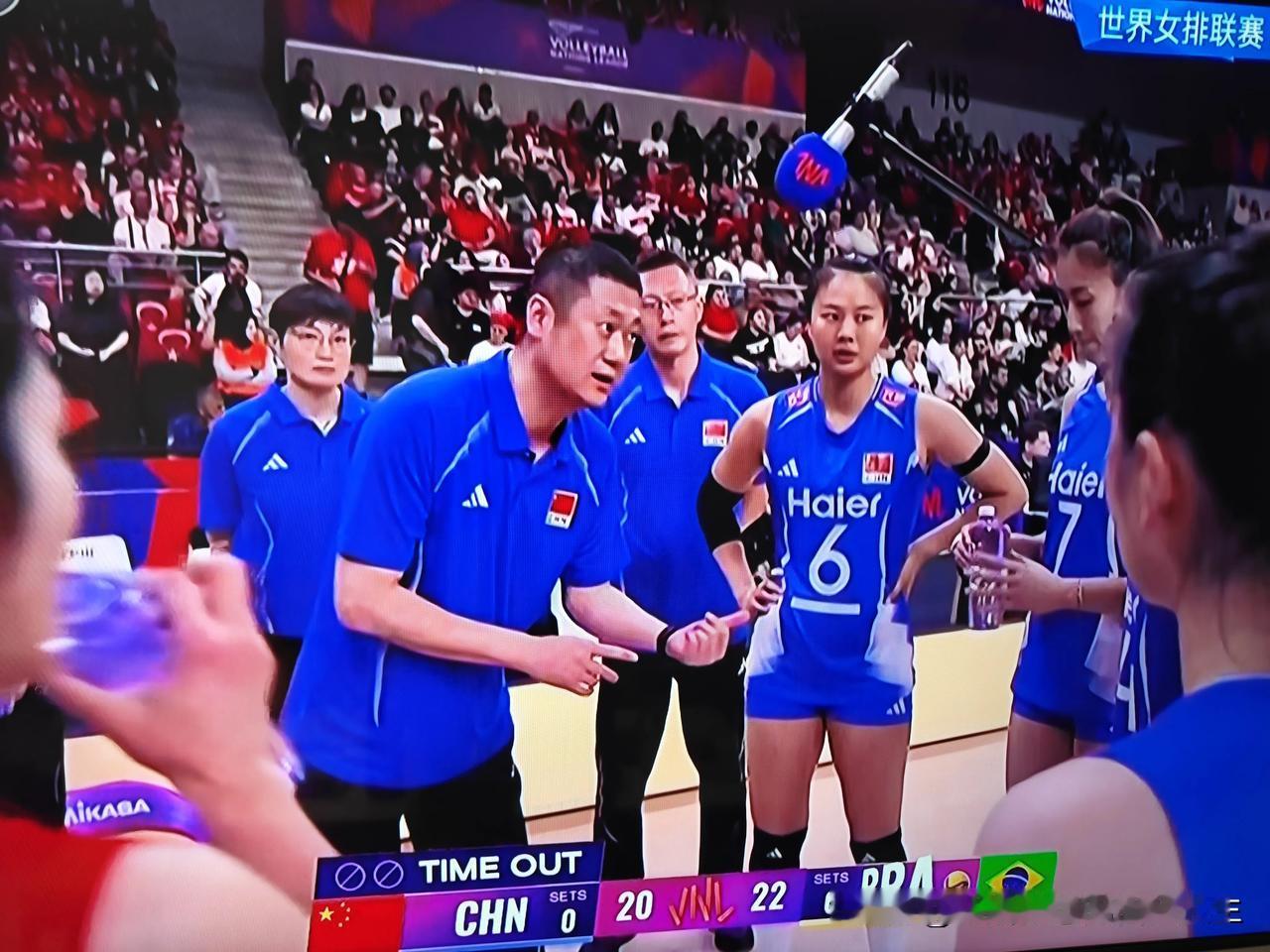 看完中国女排与巴西女排的这场比赛，有一点实在想不明白，那就是为什么在第四局球队落