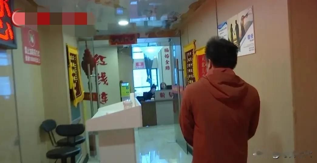 贵州贵阳，男子通过婚恋公司认识了一个离异带俩娃的女子，并在3天后闪婚，男子给婚恋