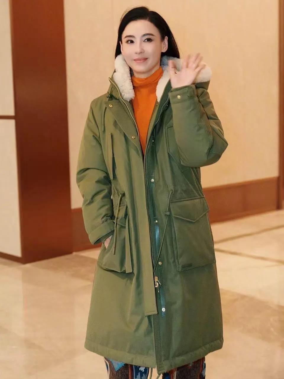 张柏芝的冬日穿搭太亮眼！军绿派克大衣配亮橙内搭，时髦又有活力张柏芝的冬日穿
