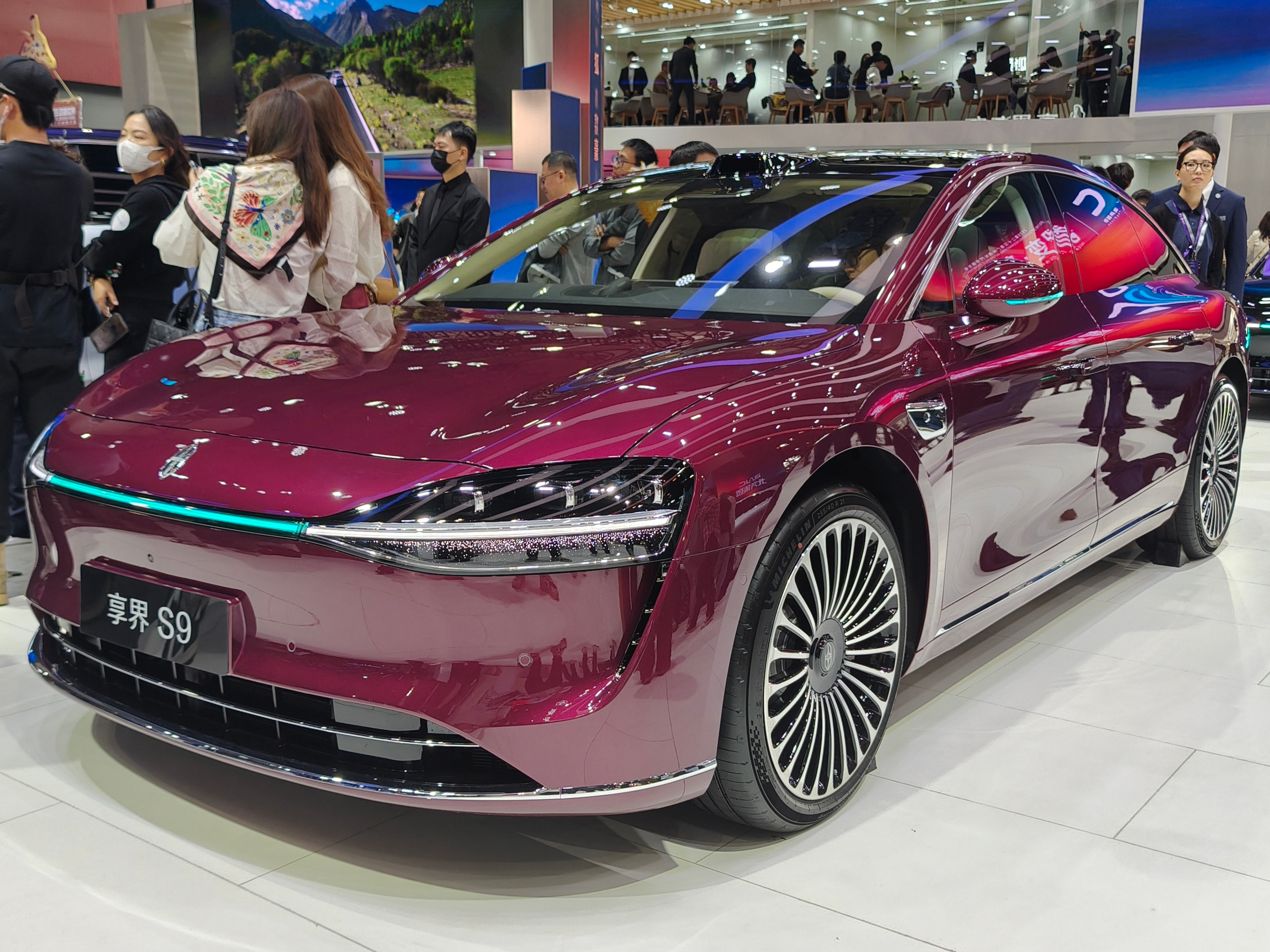 刚刚上市的享界S9，作为鸿蒙智行的年度压轴旗舰，可谓豪华配置和智能化双双拉满，直