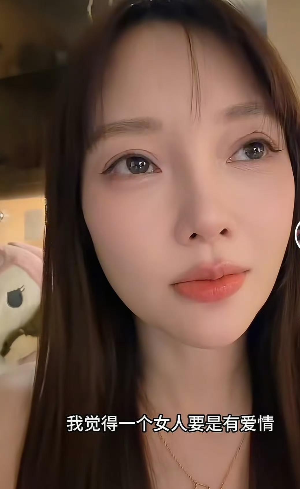 李小璐自称"恋爱脑"：一句自嘲，44岁最深的认命。6月28日深夜，沉默8年的