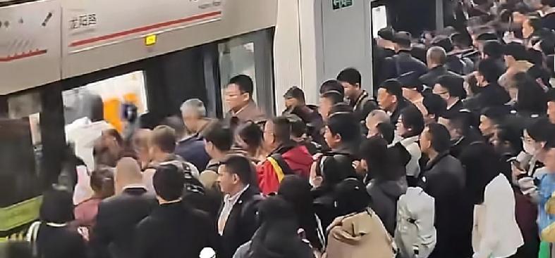 这样的结果还算让人满意上海一位女子之前在乘坐地铁的时候，由于车厢晃动，被旁边倒